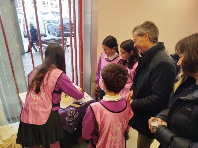 Alumnos de colegios de Burgos reparten más de mil bolsas reutilizables en los mercados de la ciudad